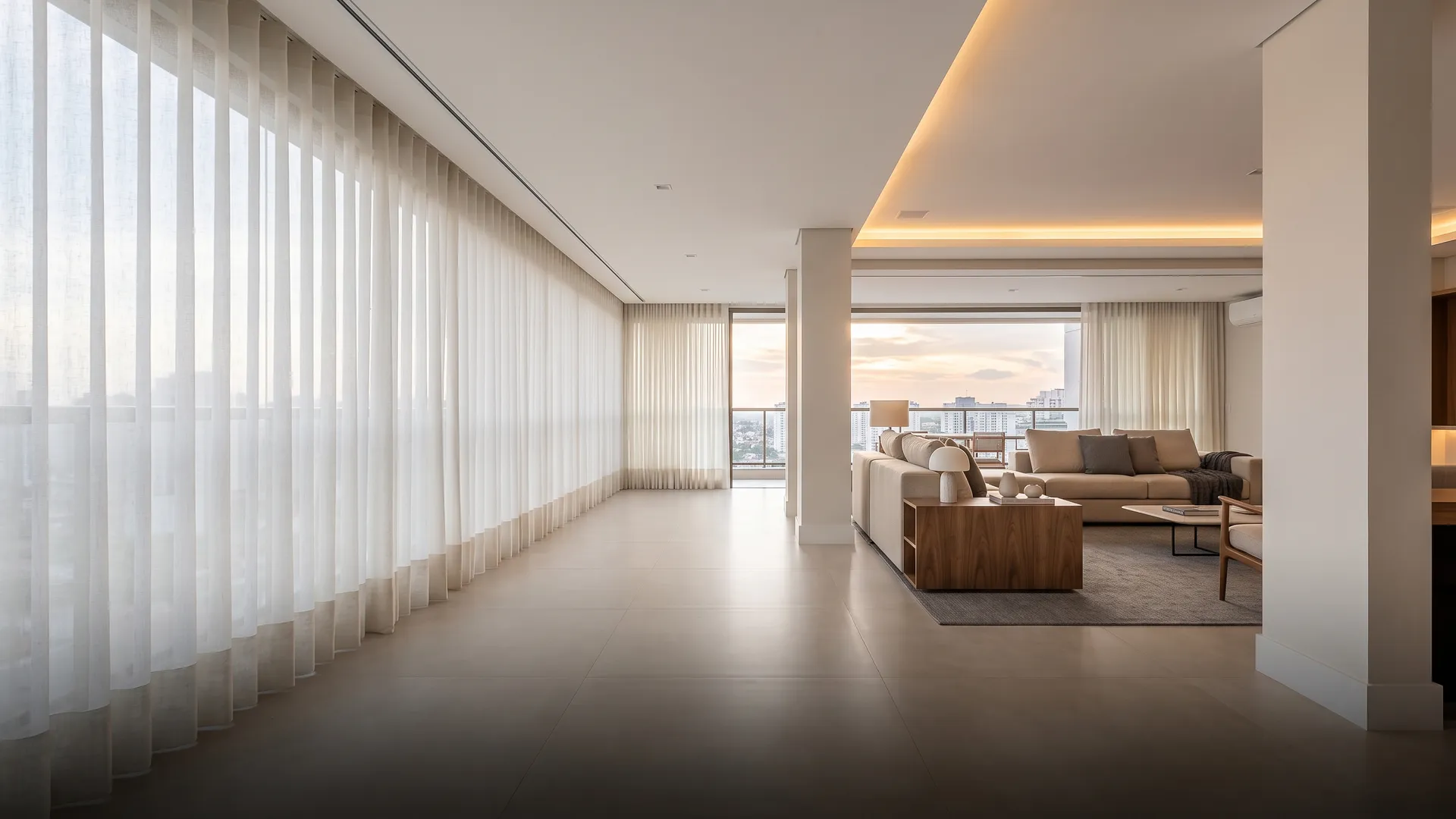 Sala ampla com cortina wave off-white do piso ao teto, em trilho embutido no forro